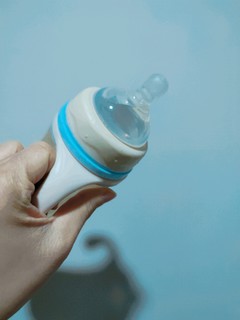 没有一个小奶娃能逃过奶瓶🍼的诱惑！