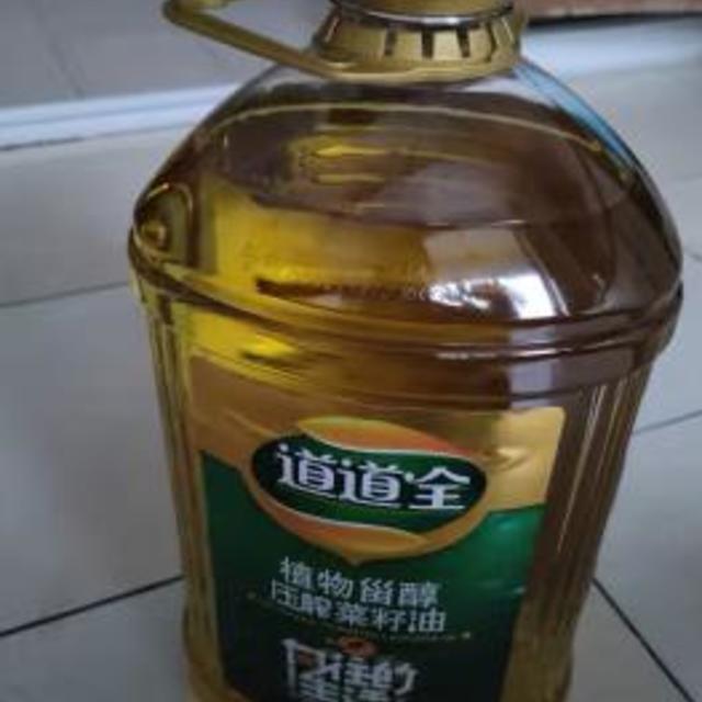 金黄透亮的菜籽油素食者的最爱口感还真不错