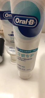 欧乐b的牙膏口味清新，泡沫丰富