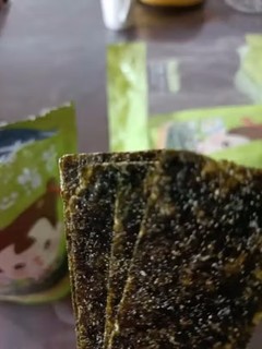 良品铺子芝麻夹心海苔，日期新鲜，没有破碎