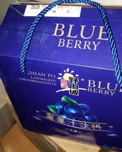 蓝莓汁酸酸甜甜的口感，紫色澄澈的蓝莓汁