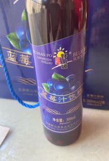 蓝莓汁酸酸甜甜的口感，紫色澄澈的蓝莓汁