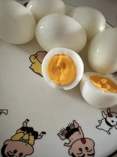 妈呀！我真的是很久没见这么黄的鸡蛋了！