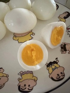 妈呀！我真的是很久没见这么黄的鸡蛋了！
