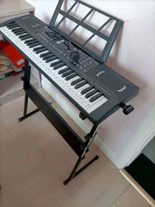 电子琴演奏音乐清晰，功能齐全强大