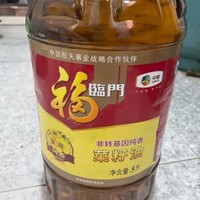 福临门菜籽油，色泽明亮，淳黄清澈