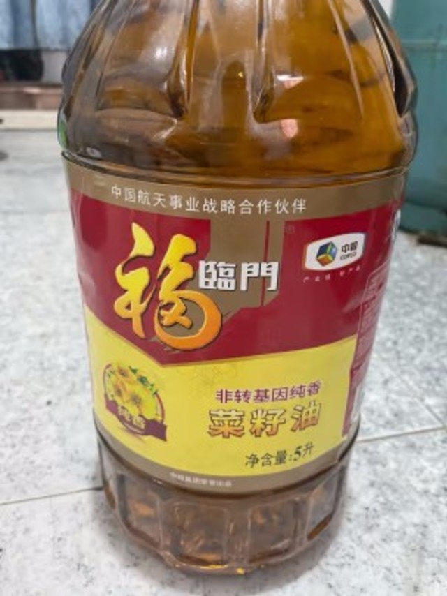 福临门菜籽油，色泽明亮，淳黄清澈