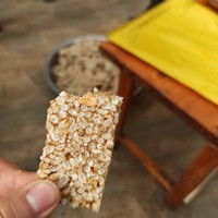 好吃的 篇一百八十二：小地方的春节传统美食：麻叶子（由稻米、麦芽糖等制作）。