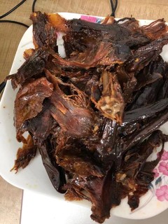 酱板鸭味道很赞，肉质干香入味