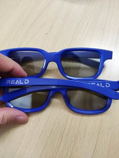 为了看阿凡达2朋友送了3d眼镜