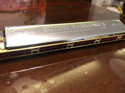 很庆幸能够拥有一部铃木牌的口琴