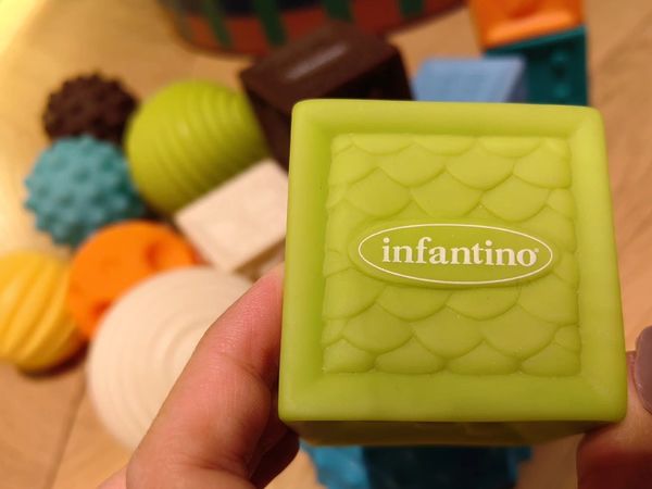 给宝宝抓着玩儿的感知球