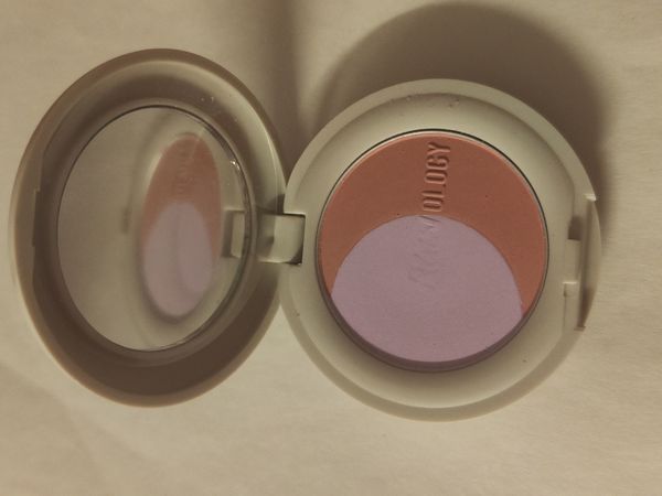 超提起色的精致腮红