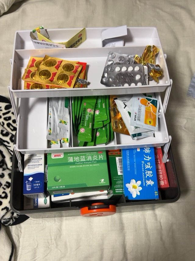 为孩子买的药箱