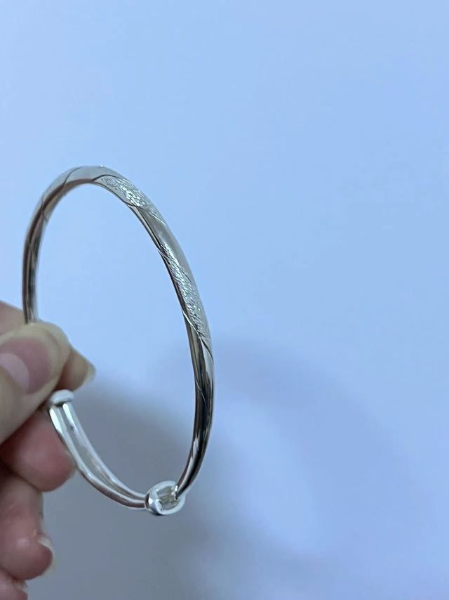 这个镯子也太美啦！我好喜欢呀！