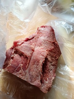 从市场上买回的牛肉，肉质紧实有嚼劲🔥