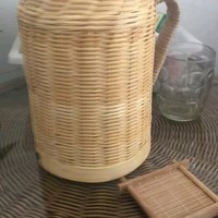 竹制的热水壶瓶外壳。