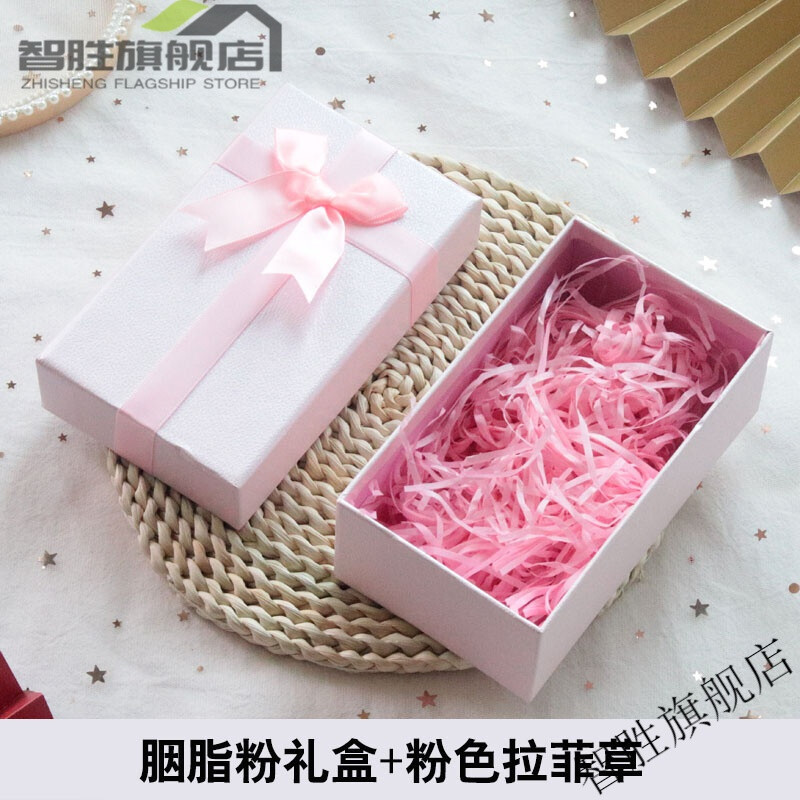这个粉色礼物盒也太浪漫了吧～就像拆开信封一般，解开它的蝴蝶结。