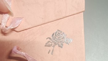 提升幸福感的家居好物 篇一百一十一：这个粉色礼物盒也太浪漫了吧～就像拆开信封一般，解开它的蝴蝶结。