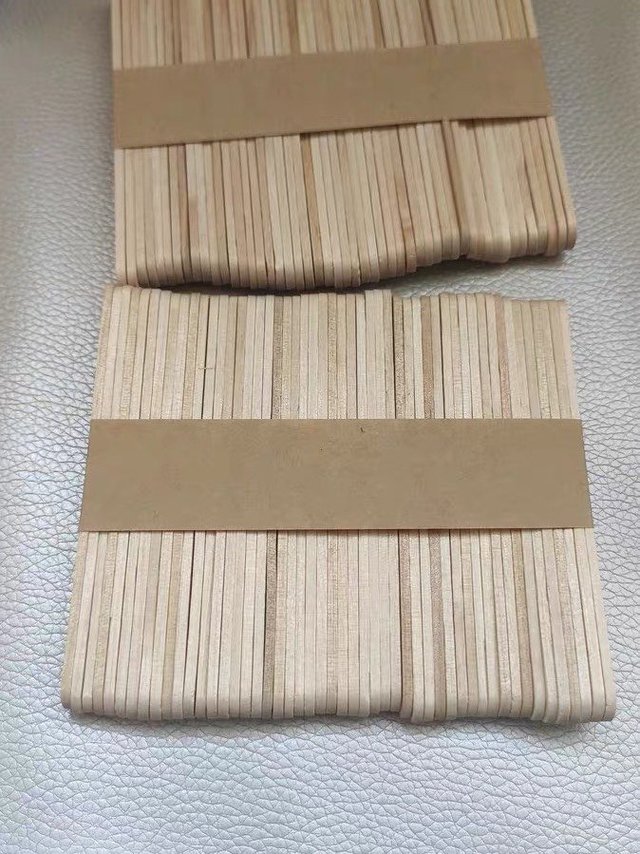 带着孩子一起做雪糕。