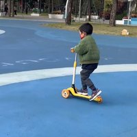 ​3岁宝宝就能玩得很溜的滑板车