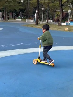 ​3岁宝宝就能玩得很溜的滑板车