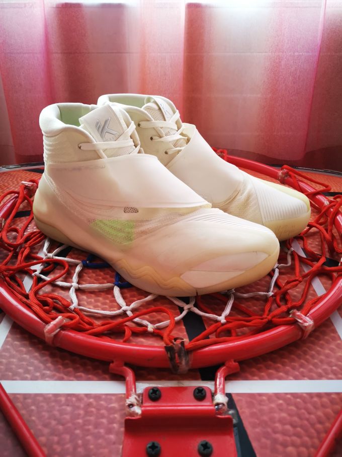 实战天花板的安踏kt6留白