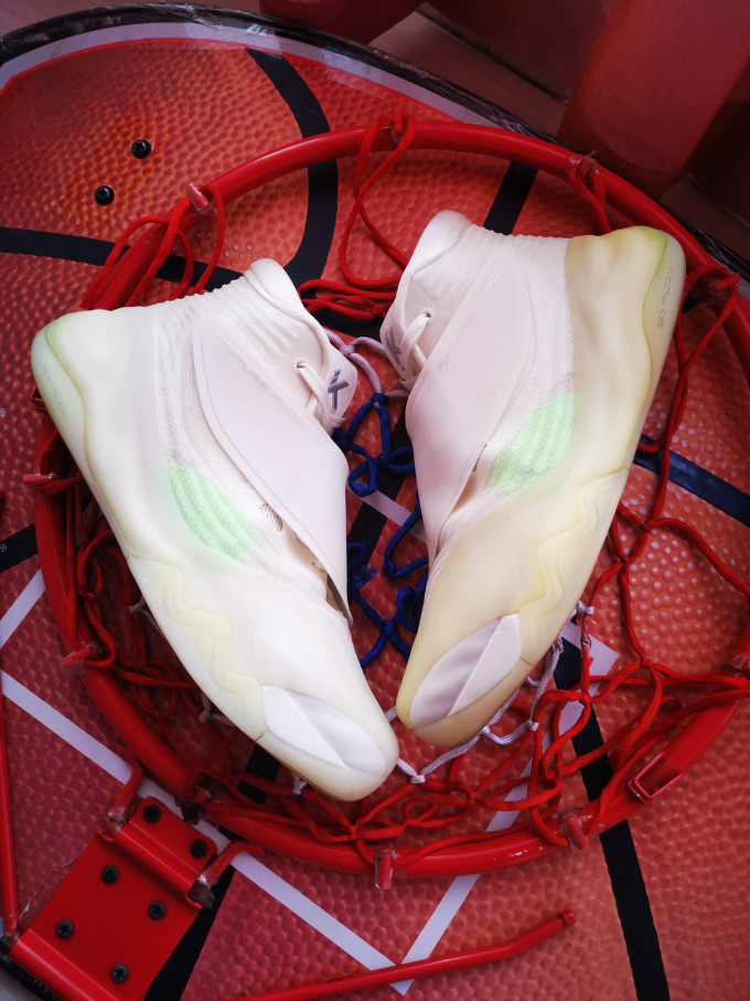 实战天花板的安踏kt6留白