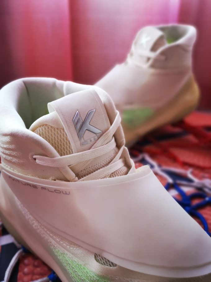 实战天花板的安踏kt6留白