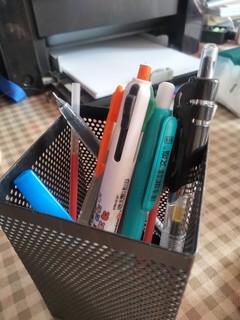 每家每户的桌子上都需要有笔筒！