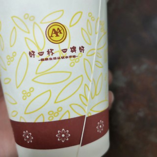 方便实用的一次性纸质杯子