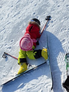 人类幼崽摔趴下爬不起来才是最好玩的