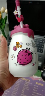 草莓熊陶瓷杯吸管喝不怕脏!