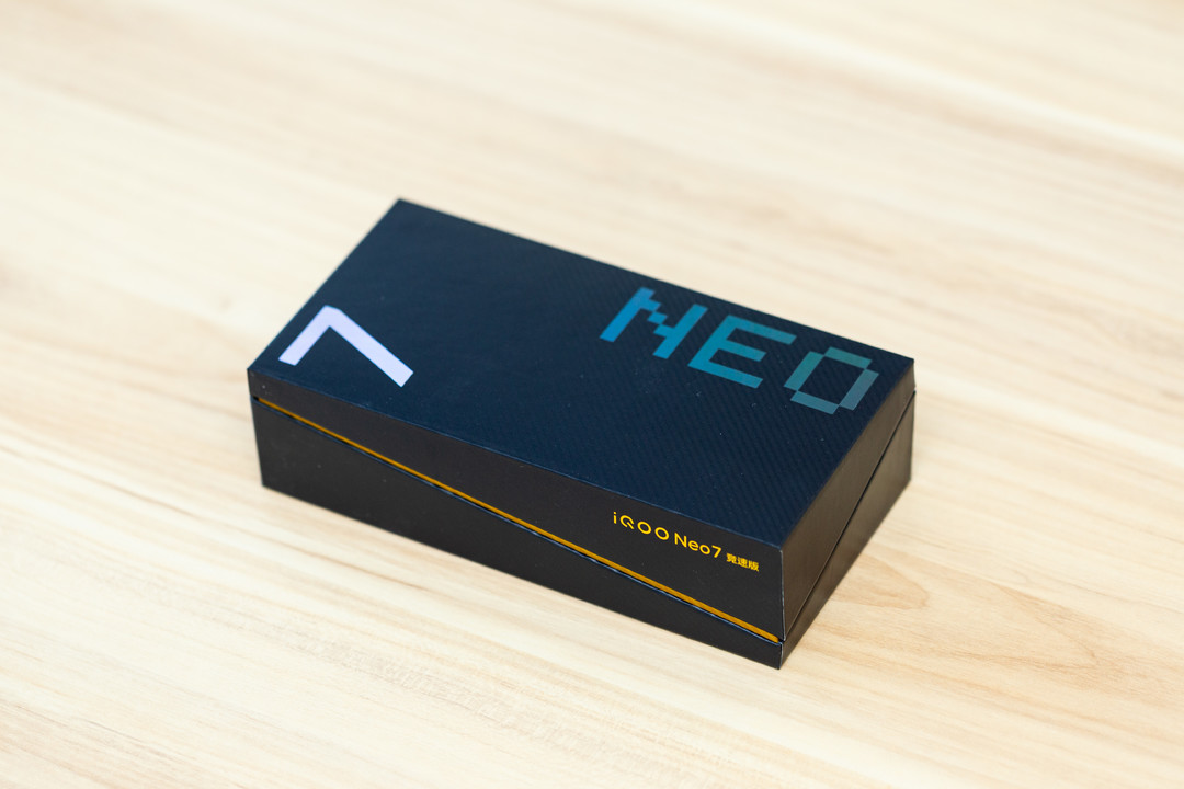 Phonetalk：满血体验极致性能，iQOO Neo7 竞速版开箱体验