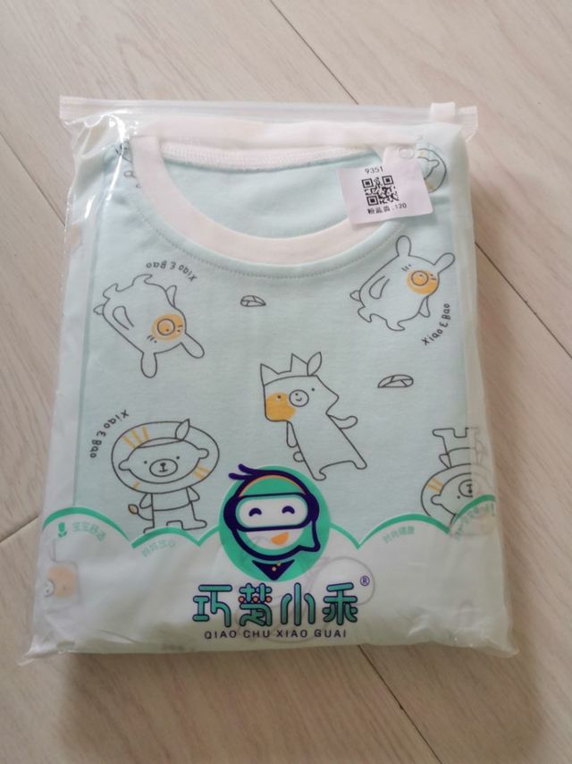 衣服颜色很漂亮，布料摸着很软很舒服，按照