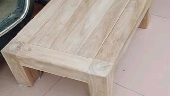 炕上摆摆的实木小桌子。