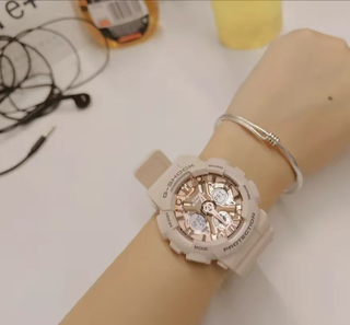 粉粉的手表真的很吸人眼球！