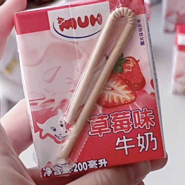 喝起来很浓郁的草莓牛奶