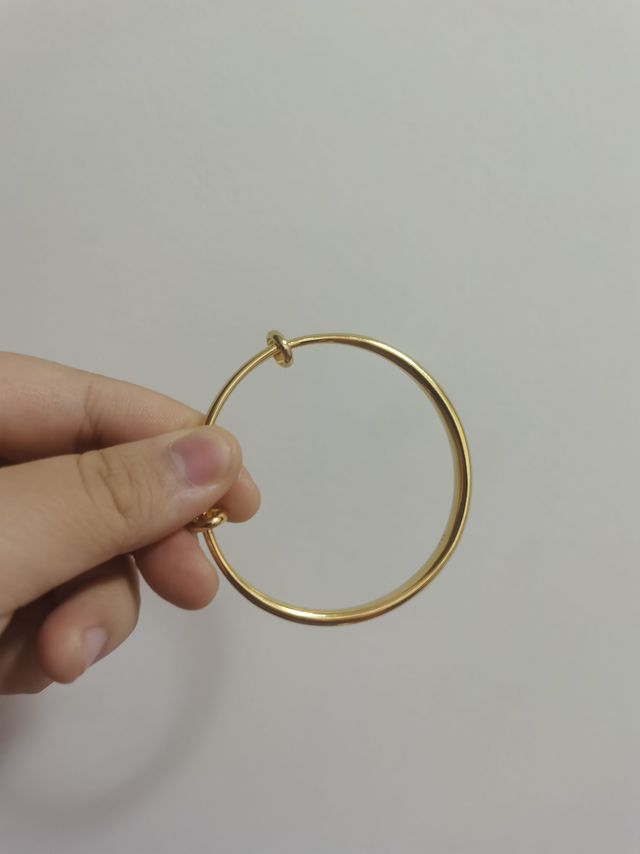 可以调节大小的金手镯