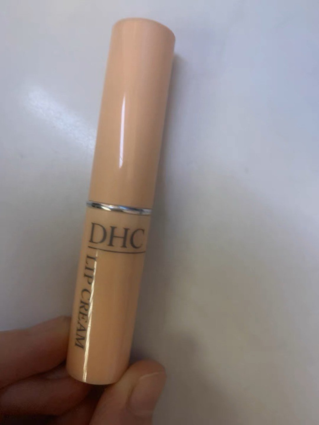 dhc唇膏有股难闻的味道(dhc唇膏有股难闻的味道怎么回事)