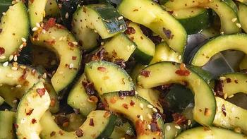 亚洲黄瓜沙拉: 一道清爽美味的夏季轻食