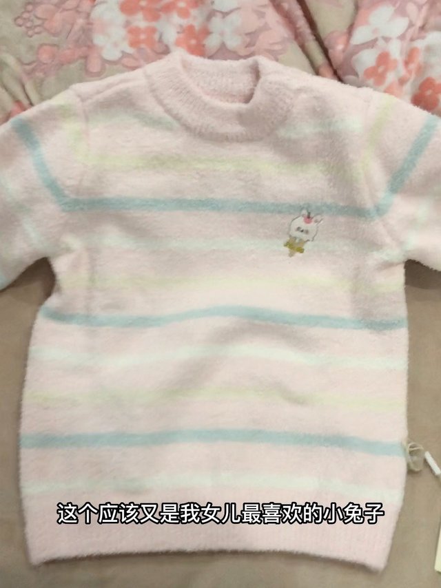 小女孩糯呼呼的雪尼尔毛衣