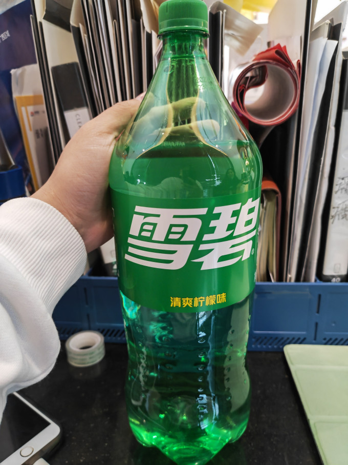 大瓶清爽柠檬味的雪碧