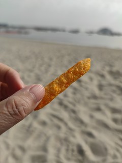 在海边帐篷里野餐，也算是一个特别的经历吧