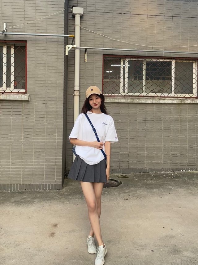回顾夏季穿搭｜美女们都来学白t配百褶裙