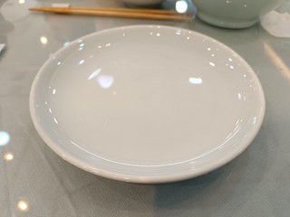 漂亮的淡色青瓷碟子。