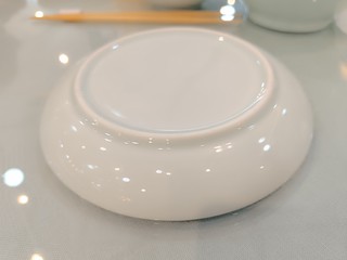 漂亮的淡色青瓷碟子。