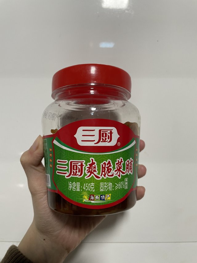 清晨的粥配上脆菜脯