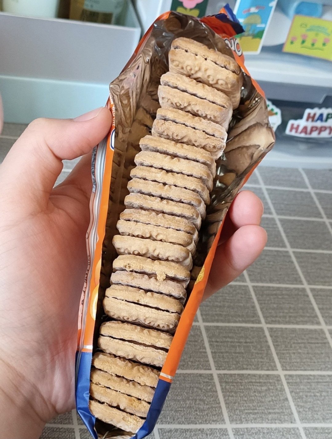 这个橙子味的夹心饼干我能炫一包