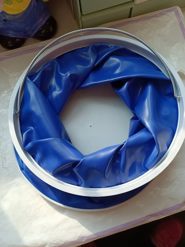 可折叠的小水桶有多种用途，收纳也方便